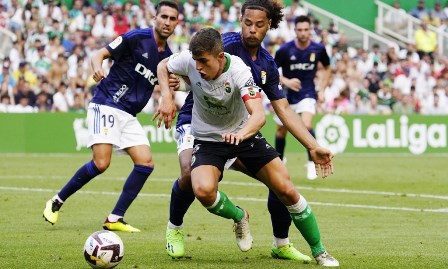 El Racing perdió 0-1 ante el Oviedo.