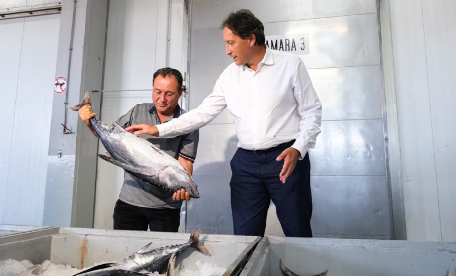El consejero de Obras Públicas, Ordenación del Territorio y Urbanismo, José Luis Gochicoa, a la derecha, y el presidnete de la Cofradía de Santoña, Miguel Fernández.