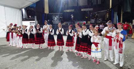 Grupo de danzantes de Beranga antes del pregón. R.A.