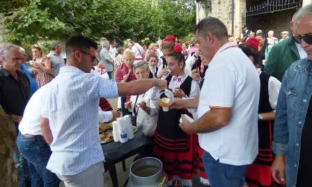 La Comisión de Festejos ofreció sangría y pastas a los asistentes. R.A.