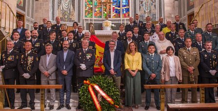 Autoridades en el acto de Torrelavega.