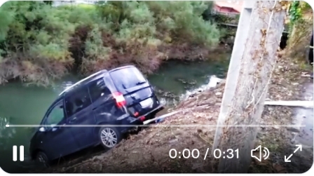 Vehículo precipitado al arroyo en Gama.