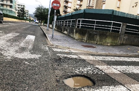 Agujero en una calle del municipio de Laredo.