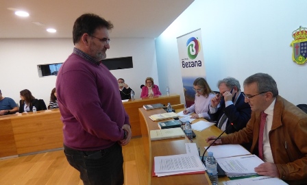 Toma de posesión del nuevo concejal de Cs en santa Cruz de Bezana. R-A-