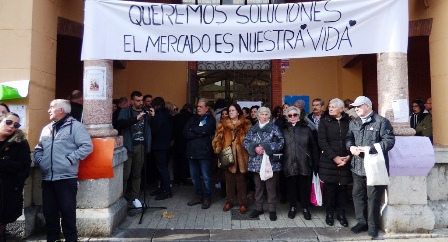 Vecinos asistentes a la protesta en la puerta del Mercado de Abastos. R.A.