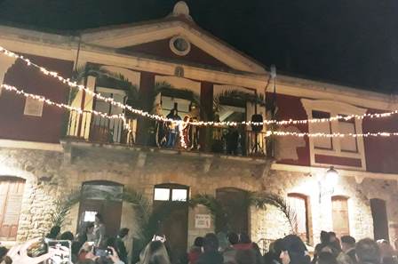 Melchor, Gaspar y Baltasar saludaron desde el balcón del Ayuntamiento.