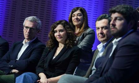 María José Sáenz de Buruaga junto a sus compañeros de partido en Zaragoza.