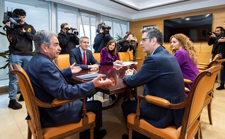 El ministro Félix Bolaños, con el presidente regional en Santander.