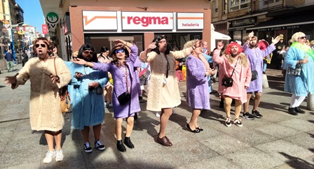 Murgas por las calles en Santoña. R.A.