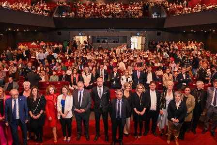 Asistentes al acto en el Teatro Municipal Concha Espina.