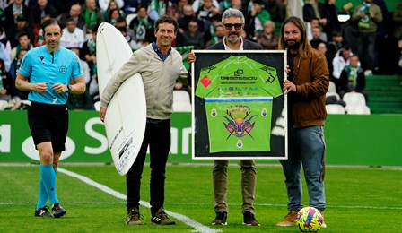 El surfista homenajeado hizo el saque de honor.