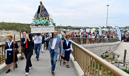 Procesión de la imagen con las autoridades políticas.