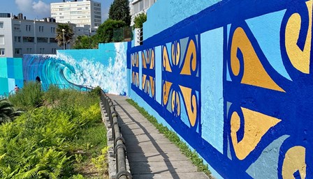 La obra es una creación de dos artistas.