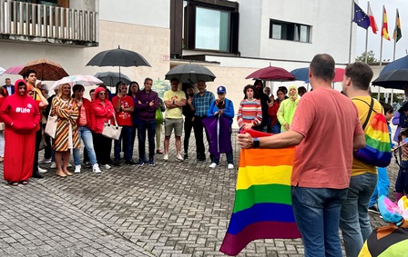 Los socialistas frente al Consistorio de Santa Cruz de Bezana.
