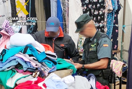 Ropa falsificada en los mercados.