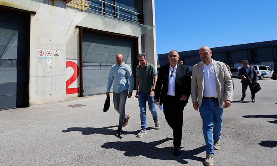Las autoridades políticas visitan el puerto de Laredo.