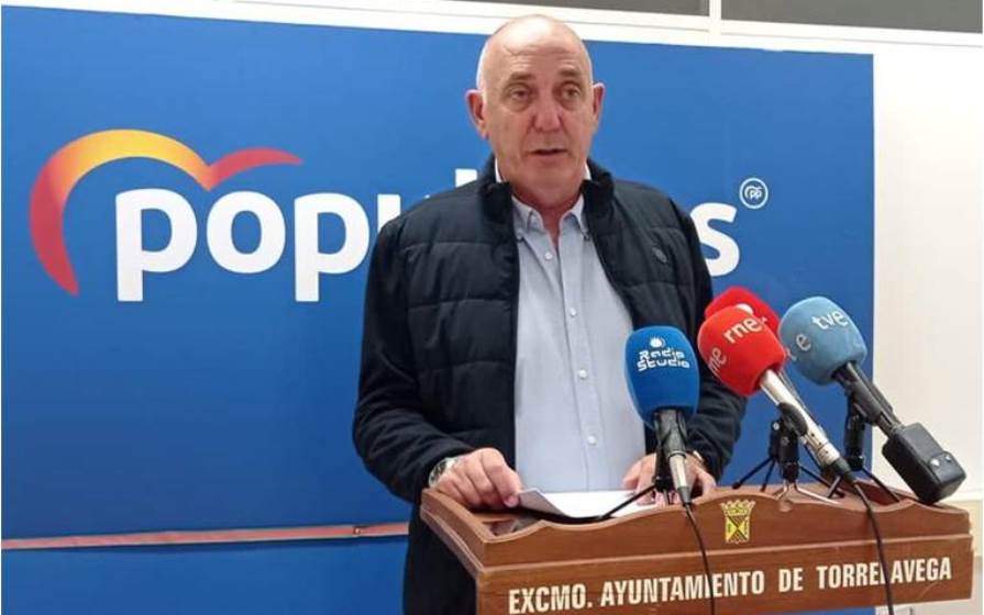 El concejal del PP, Francisco Trueba, en la rueda de prensa.