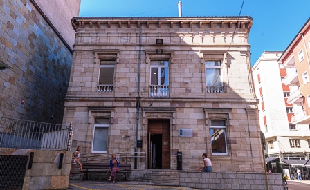 Biblioteca Gabino Teira, en Torrelavega.