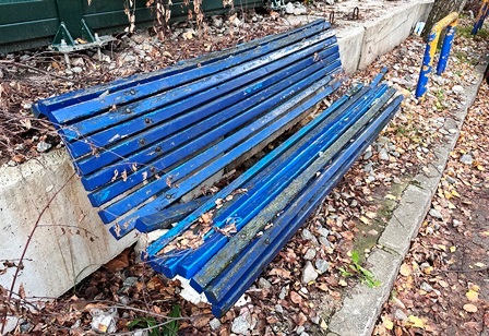 Mobiliaria urbano en mal estado.