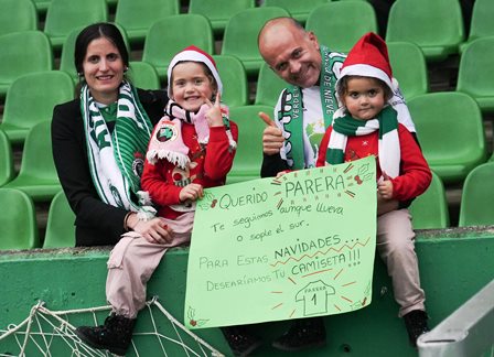 Aficionados en la grada del Sardinero.