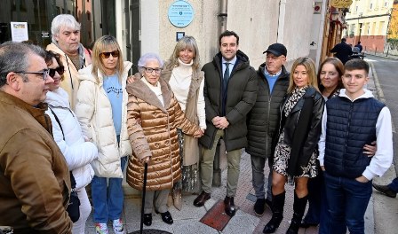 Asistentes al descubrimiento de la placa.