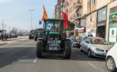 Pancartas en los tractores.