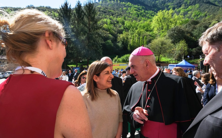 La presidenta de Cantabria, María José Sáenz de Buruaga, asiste al cierre de la Puerta de Perdón que clausura el Año Jubilar Lebaniego 2023-2024. 14 de abril de 2024 © Raúl Lucio