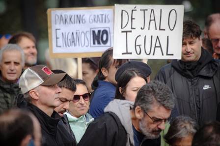 Asistentes con las pancartas.