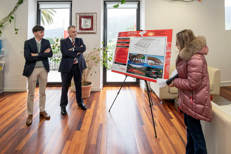Presentación del proyecto en Castañeda.
El consejero de Fomento, Vivienda, Ordenación del Territorio y Medio Ambiente, Roberto Media, presenta el proyecto para la construcción y cubrimiento de parque infantil en Castañeda.