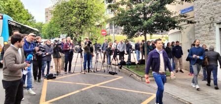 Medios de comunicación a la espera. R.A.