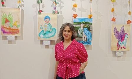 La autora en la exposición de las ilustraciones. Nyka Goicoechea