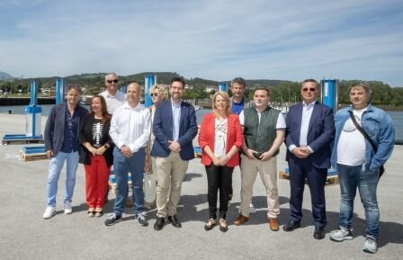 Las autoridades políticas y del sector pesquero asistentes al acto.