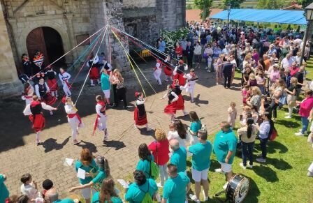 Grupo de danzantes en Colindres.