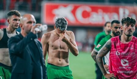 La plantilla saludo a la afición.