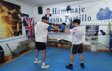Los alumnos practican sparring. R.A.