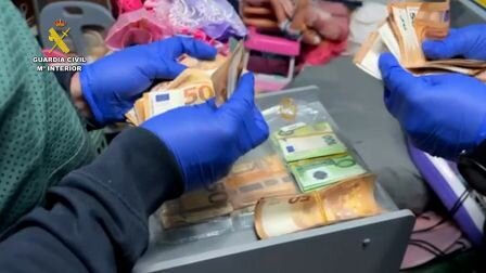 Dinero incautado por la Guardia Civil.
