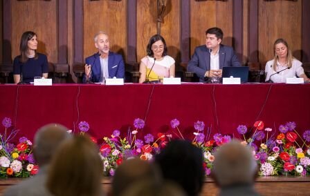 Las autoridades políticas y académicas en el acto.