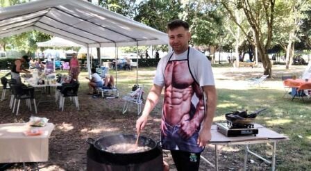 Vecinos cocinando en el Parque del Riego. R.A.