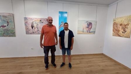 El artista Sergio Prats con el concejal de Cultura de Suances, Fran Gascón.