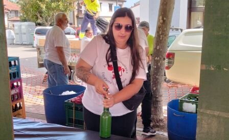 Descorchando las botellas de sidra. R.A.