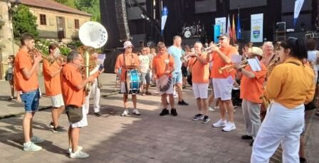 Miembros de la charanga Los Tatitos. R.A.