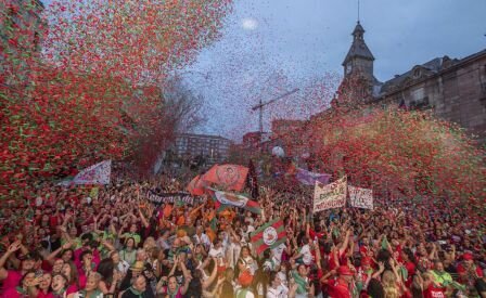 Asistentes al inicio de las fiestas en Torrelavega.