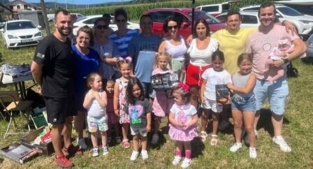 Vecinos que participan en las fiestas de Gama.