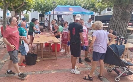 Los vecinos participaron en el marmite.