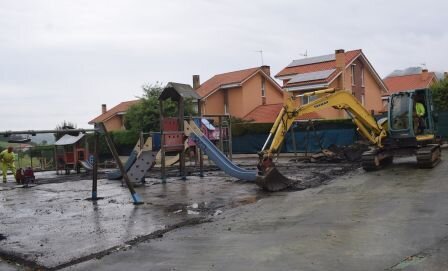 Construcción del primer parque infantil cubierto.