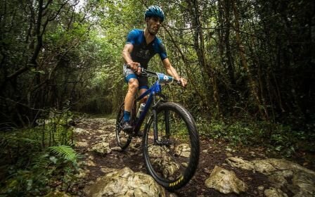 Participante en bicicleta de montaña.