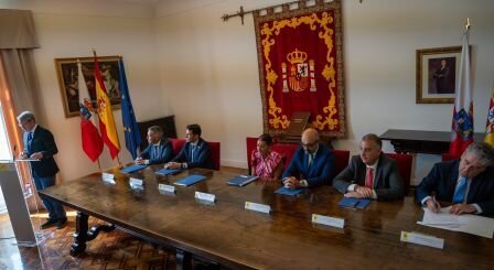 Firma del acto de protocolo en la Delegación del Gobierno.