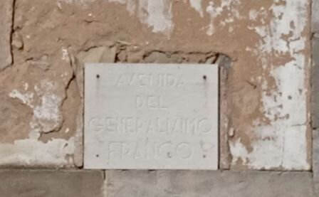 Placa en la calle.