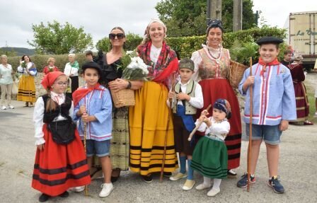 Participantes en la ofrenda floral.