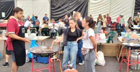 Un momento de la preparación de la paella. R.A.